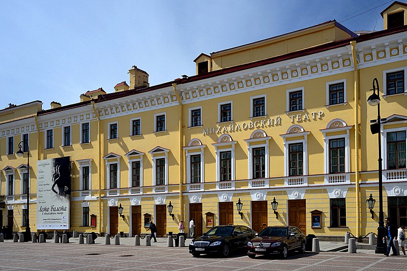 http://www.saint-petersburg.com/images/german/german-tour-2/mikhailovsky-theater-on-arts-square-in-st-petersburg.jpg