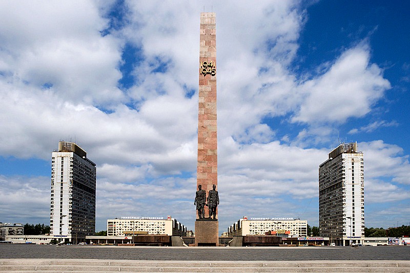 Monument to the Heroic Defenders of Leningrad on Victory Square (Ploshchad Pobedy) in St Petersburg, Russia