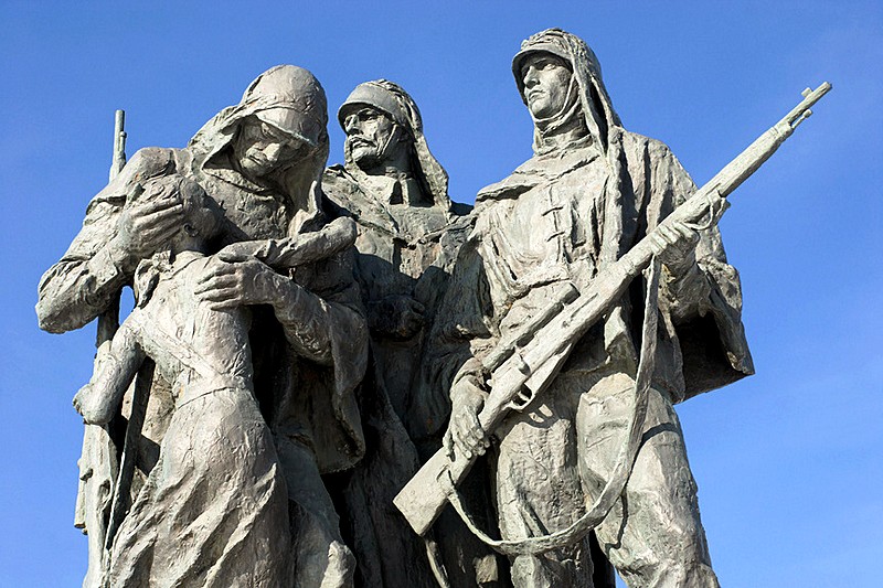 Sculptural group Snipers in front of the Monument to the Heroic Defenders of Leningrad